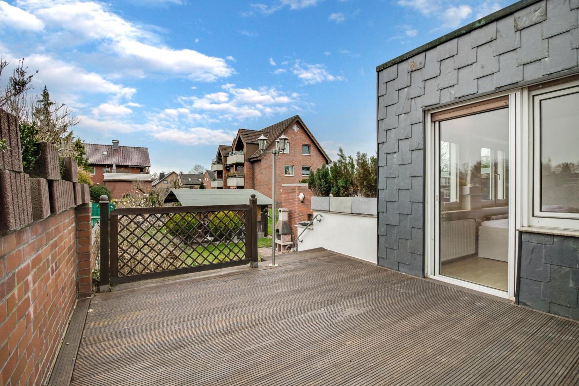 Apartment Mit Balkon In *